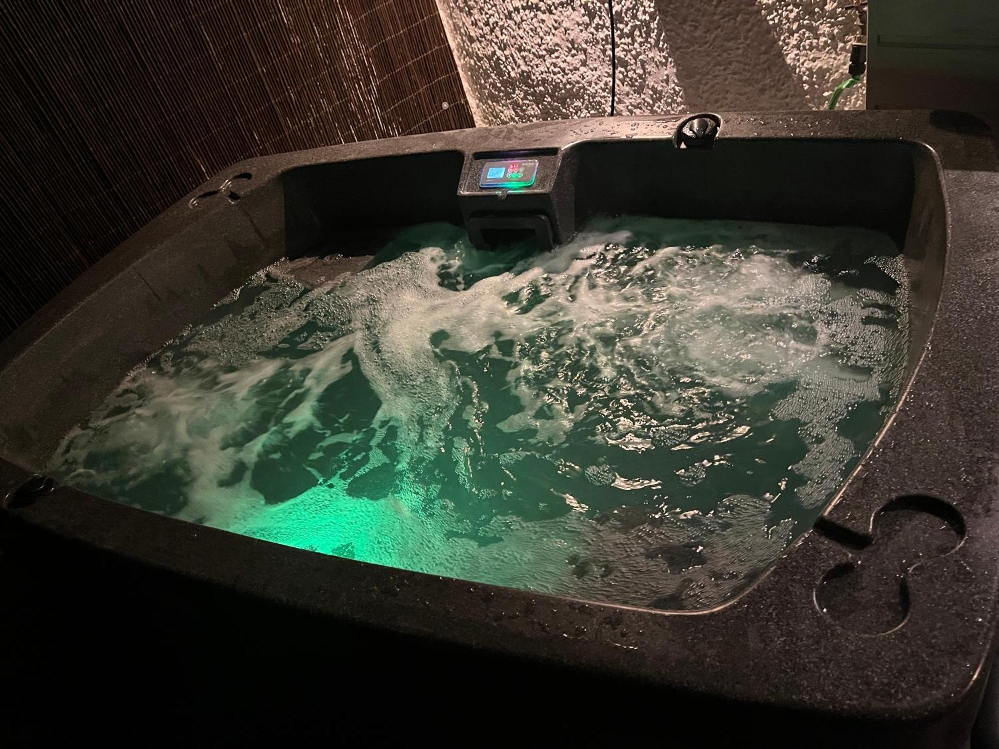 Clover Neuk - Hot Tub - Coorie Doon